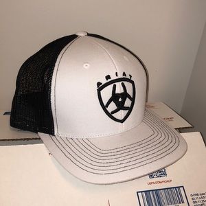 🤩white and black artist adjustable hat🤩